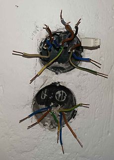 Freiliegende elektrische Leitungen in einer Wandöffnung