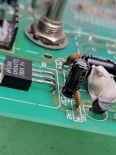 Nahaufnahme einer Leiterplatte mit elektronischen Bauteilen