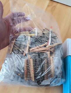 Bauteile in einem Plastikbeutel