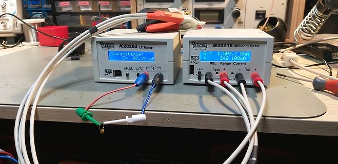 Zwei ASCEL LC- und Milliohm-Meter auf einem Arbeitstisch