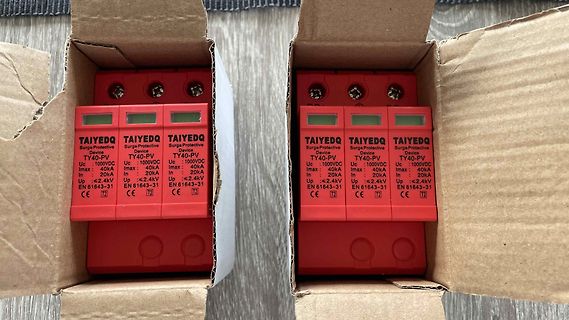 Drei rote Überspannungsschutzmodule in Kartons