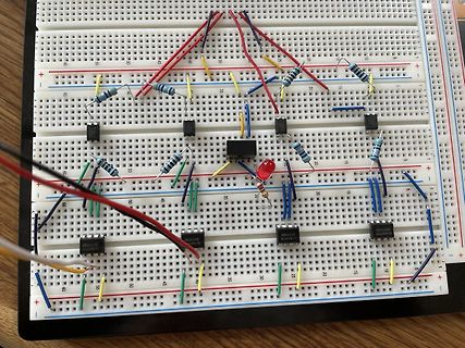 Aufbau auf einem Breadboard mit Bauteilen