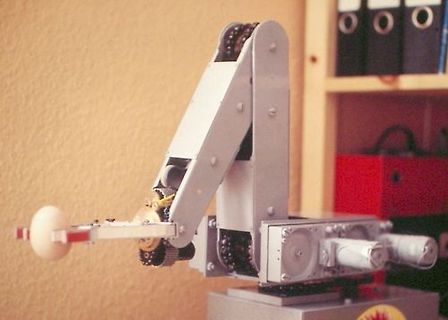 Roboterarm mit Greifer