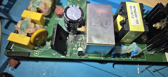 Nahaufnahme einer Leiterplatte mit elektronischen Bauteilen