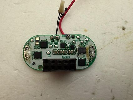 Leiterplatte mit elektronischen Bauteilen und Kabeln