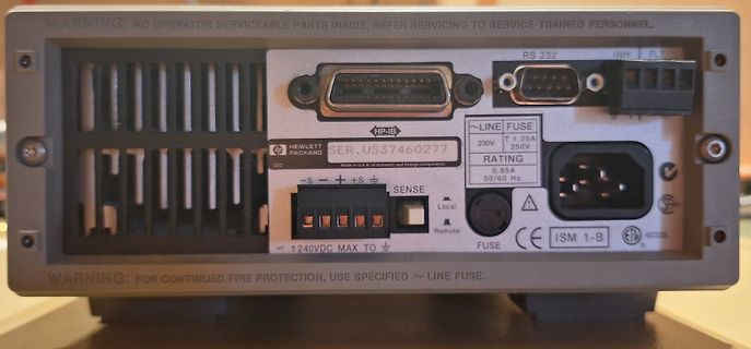 Rückseite eines Hewlett Packard Messgeräts