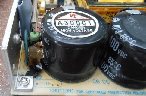Nahaufnahme von Elektrolytkondensatoren auf einer Leiterplatte