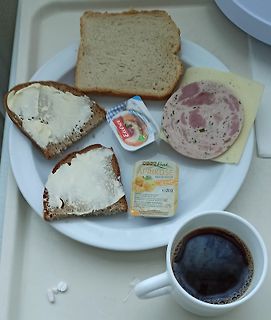 Frühstück mit Brot, Wurst, Käse und Kaffee