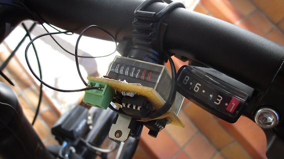 Bastelprojekt mit Display und Platine an Lenker
