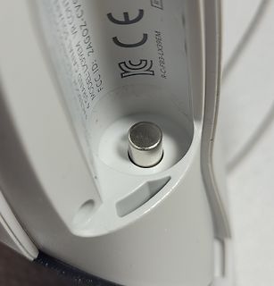 Nahaufnahme eines Metallstifts in einem Kunststoffgehäuse