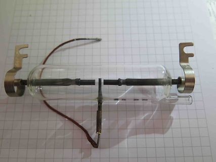 Gasentladungsröhre oder Leuchtmittel auf Millimeterpapier