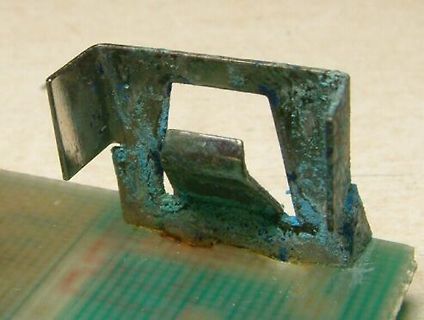 Metallischer Kontakt mit Korrosion auf Leiterplatte
