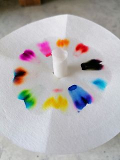 Farben auf einem weißen Papierkreis
