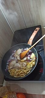 Essen in einer Pfanne auf einem Induktionskochfeld