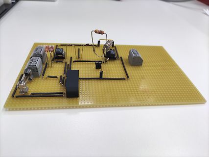 Aufbau auf Lochrasterplatine mit elektronischen Bauteilen