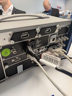 Rückseite eines elektronischen Messgeräts mit Anschlüssen