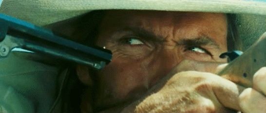 Mann mit Hut und Gewehr im Gesicht