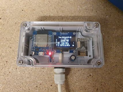 Elektronikprojekt in transparentem Gehäuse mit Display