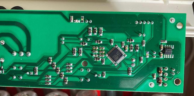 Rückseite einer Leiterplatte mit SMD-Bauteilen