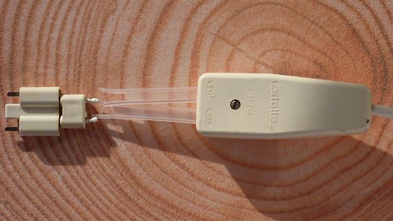 Netzstecker mit transparentem Gehäuse