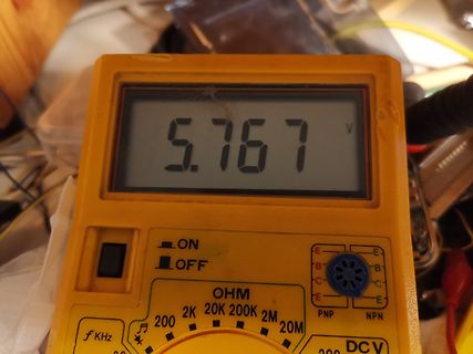 Digitalmultimeter mit Messwert