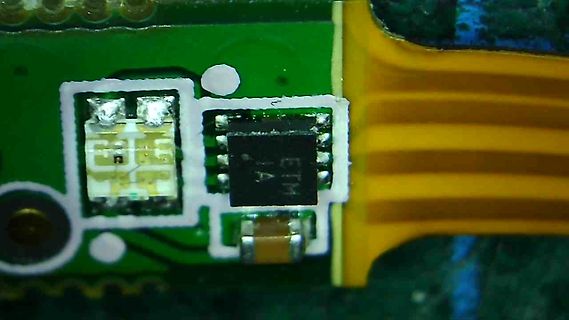 Makroaufnahme einer Leiterplatte mit IC und Flachbandkabel