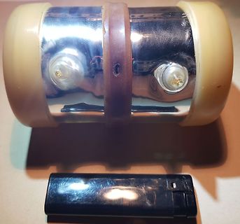 Metallzylinder und Feuerzeug