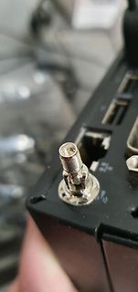 Nahaufnahme eines Koaxialanschlusses an einem Gehäuse