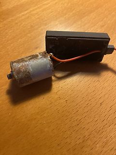 Rostiger Elektromotor mit schwarzem Gehäuse