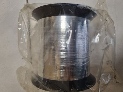 Spule mit Draht auf Rolle in Plastikfolie