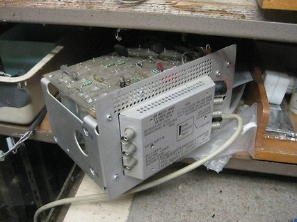 Rückseite eines elektronischen Geräts mit Anschlüssen