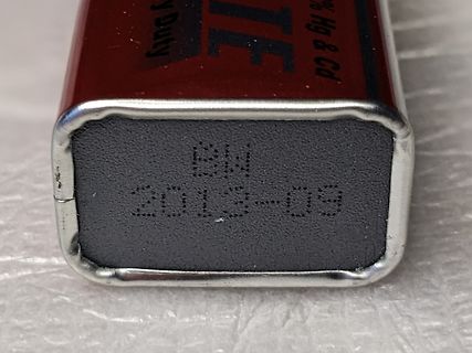 Nahaufnahme einer Batterie mit Produktionsdatum