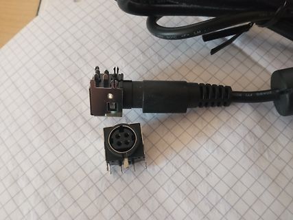Getrennte Teile eines DC-Netzsteckers