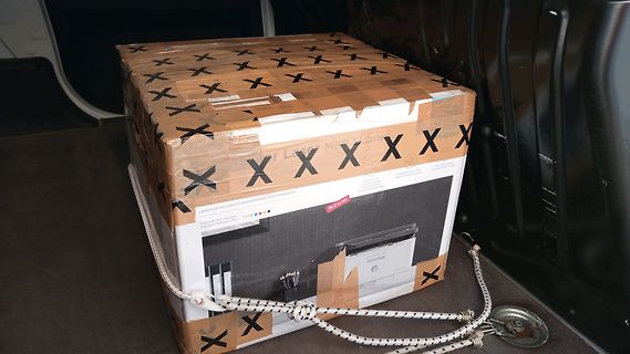 Verpacktes Paket in einem Fahrzeug