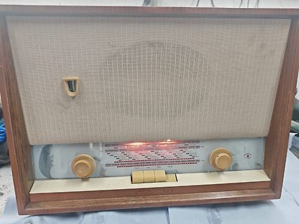 Altes Röhrenradio in Holzgehäuse