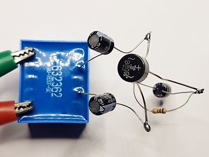 Freie Verdrahtung mit Elektrolytkondensatoren und Widerstand