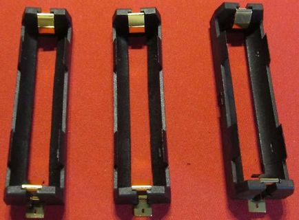 Drei schwarze Kunststoff-Gehäuse mit Goldkontakten