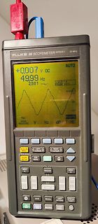 Fluke 99 Scopemeter mit Sinuswelle auf Display