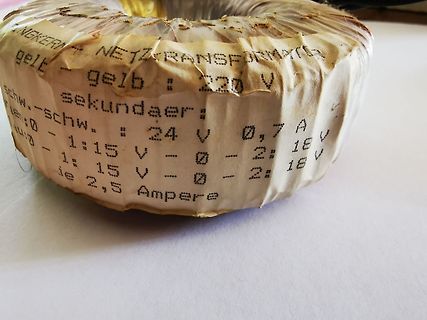 Beschriftung eines Netztransformators