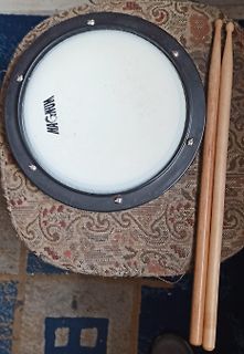 Schlagzeug und Drumsticks