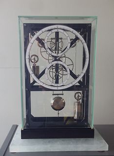 Mechanische Uhr in Glasgehäuse