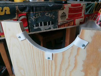 Holzkonstruktion mit weißem Kunststoffteil
