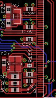 Ausschnitt eines PCB-Layouts mit Leiterbahnen und Bauteilbezeichnungen