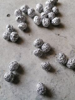 Silberne Kugeln auf grauem Untergrund