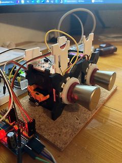 Prototyp eines mechanischen Aufbaus mit Motoren und Mikrocontroller