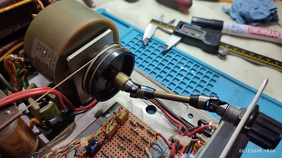 Innenansicht eines elektronischen Geräts mit Transformator und Messschieber