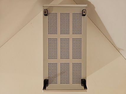 Metallgehäuse mit Belüftungslöchern