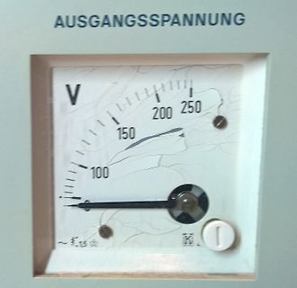 Analoges Voltmeter mit Skala