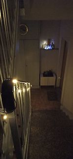 Innenansicht eines dunklen Raumes mit Lichterkette