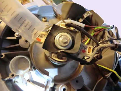 Innenansicht eines elektrischen Geräts mit Verkabelung